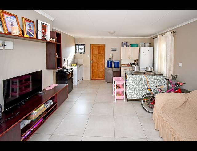 3 BEDROOM HOUSE FOR SALE IN COSMO CITY